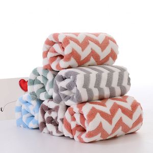 Serviette de cuisine carrée promotionnelle en polaire corail haute densité, imprimée sur mesure, séchage rapide, en microfibre tissée absorbante pour le nettoyage des mains - Product Image 3