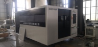 Machine de découpe laser à fibre entièrement fermée 3015 3000W CNC avec table d'échange pour tôles en acier au carbone et en acier inoxydable
