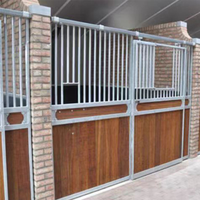 Box de cheval modulaire préfabriqué à toit plat avec remplissage en bambou/bois, porte battante, durable, facile à nettoyer et ventilé