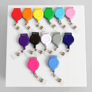 Porte-badge rétractable personnalisé en gros avec logo, support rond en plastique pour cartes d'identité, idéal pour le personnel de bureau et les infirmières - Product Image 1