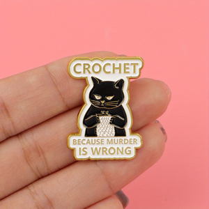 1 spilla smaltata all'uncinetto a forma di gatto - Design cucito in bianco e nero con testo 'CROCHET BECAUSE MURDER IS WRONG', Distintivo in metallo resistente - Product Image 4