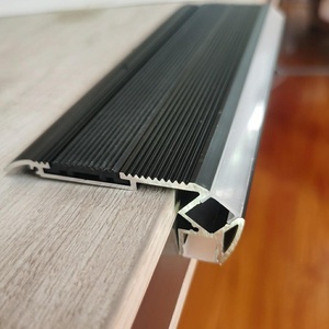 <span class=keywords><strong>Profil</strong></span>és en aluminium <span class=keywords><strong>LED</strong></span> SDW070-R à rainures pour le bord des marches, éclairage pour les zones <span class=keywords><strong>de</strong></span> passage, éclairage vers le haut et vers le bas - Product Image 4