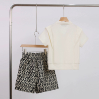 Ensemble deux pièces décontracté et sportif pour femmes grandes tailles, respirant et écologique, sweat à capuche col en V et pantalon large au-dessus du genou, 100 % polyester