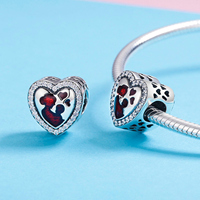 Breloque en forme de cœur plaquée argent avec empreinte de patte rouge et strass en cristal pour cadeau de bijoux unisexe