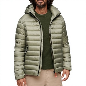 Esta parece ser la chaqueta acolchada con capucha en un color verde caqui claro, con distintivos detalles acolchados horizontales. - Product Image 1