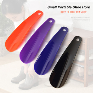 Vente en gros Chausse-pied en plastique durable Lève-chaussures portable à usage domestique quotidien enfants adultes petit outil d'aide à la chaussure facile à porter - Product Image 2