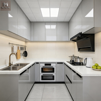 Ensemble d'armoires de cuisine modernes sur mesure, finition brillante, sans poignées, portes plates faciles à nettoyer, unités en bois, armoires de cuisine