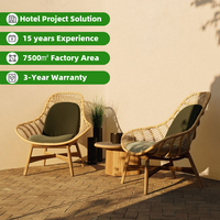 Fauteuil de jardin moderne en rotin PE tressé à la main avec dossier incurvé et structure en teck pour patio et parc