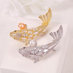 เข็มกลัดปลาคาร์ฟนำโชคประดับมุกน้ำจืด ดีไซน์หลากหลาย โดดเด่นไม่ซ้ำใคร ประดับเพชรทองคำ จี้เข็มกลัดเข้าชุด เครื่องประดับชุบทองแดง รูปดอกไม้ติดหน้าอก - Product Image 1
