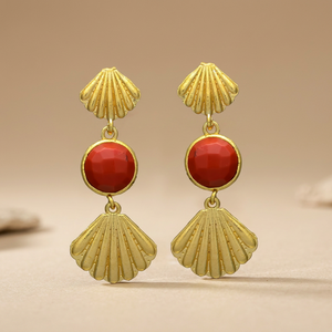 Pendientes de Diseño Étnico en Tono Dorado con Diseño de Concha Marina y Piedra de Ónix Roja en Latón para Bodas y Fiestas - Product Image 3
