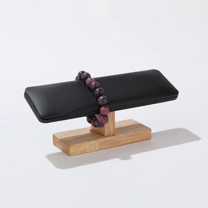 Support de présentation de bracelets en bois avec surface en PU/cuir suédé blanc pour vitrine de magasin et photographie de bijoux - Product Image 2