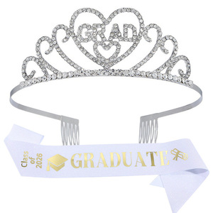 DAMAI 2026 Ensemble Couronne de Remise de Diplôme, Écharpe et Badge, Diadème de Remise de Diplôme et Écharpe de Remise de Diplôme, Badge Félicitations Diplômé, Décoration pour Fête de Remise de Diplôme - Product Image 2