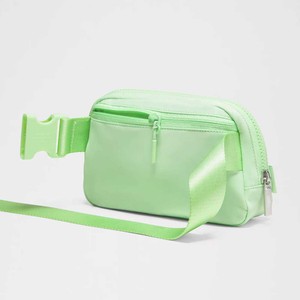 Sac banane de sport Lulu personnalisé 1L pour femme, idéal pour la course, le yoga et les activités sportives, sac de taille réglable, sac bandoulière, sac de hanche, sac banane polyvalent, fabricant - Product Image 3