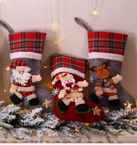 QY Wholesale Chaussettes de Noël à carreaux pour enfants, grand format, motif Père Noël, sac cadeau, décoration de Noël pour la maison - Product Image 3