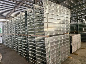 Canaux de câblage en acier perforé de type cheminée, largeur 100 mm, étanches et ventilés, avec couvercle, directement de l'usine - Product Image 5