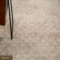 Tapis géométrique architectural LandScopeTech, motif treillis urbain moderne, tissage Wilton, luxe minimaliste, pour salon, en polyester