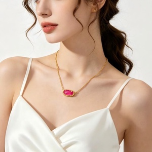 Collar con colgante de cristal de colores con engaste delicado, cadena de latón con cierre de langosta ajustable, joyería de <span class=keywords><strong>moda</strong></span> para <span class=keywords><strong>mujer</strong></span> - Product Image 1