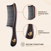 Peigne démêlant artisanal en bois de noyer africain à dents larges avec incrustation de fil de cuivre, idéal pour salons, spas, vente en gros et cadeaux