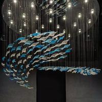 Lustre suspendu LED personnalisé en aluminium et verre de cristal, motif feuille d'érable, pour salle de banquet d'hôtel