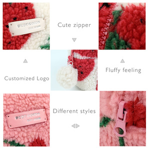 Borsa per il Trucco in Peluche Rosa Chiaro Stile Lifestyle, Graziosa Pochette Cosmetica con Logo Personalizzato, Servizio di Design e Produzione - Product Image 4