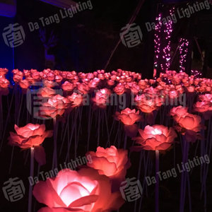 Elegantes Luces Decorativas LED de Rosas para Navidad, Resistentes al Agua IP65, para Jardines y Caminos, con Luz Cálida para Exteriores - Product Image 2