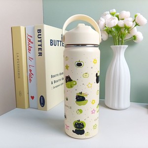 Gourde Sportive Isotherme Portable 600 ml avec Poignée Intégrée et Bec Verseur – Motifs Graphiques Variés – Maintien Chaud/Froid 12H - Product Image 4