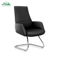Chaise de direction Wayon en cuir synthétique stable avec base en métal et base à patins pour salles de réunion professionnelles, consultation de bureau