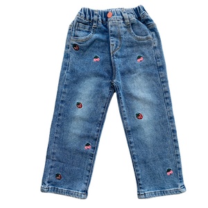 Vente en gros d'usine de pantalons jeans décontractés pour filles pantalons en denim brodés avec motif de dessin animé pour filles - Product Image 1