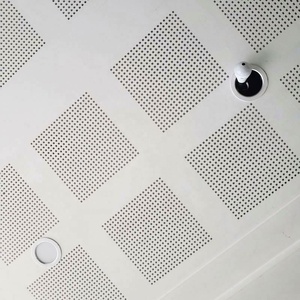 Tablero de yeso absorbente de sonido Absorción de suspensión Sistema de rejilla acústica y metálica perforada Techo acústico de placa de yeso - Product Image 1