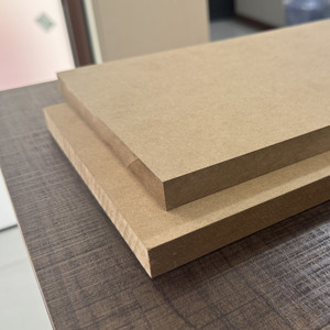 Panneau MDF 4x8 haute brillance, panneau de fibres de bois <span class=keywords><strong>mélaminé</strong></span>, panneau de densité moyenne, <span class=keywords><strong>blanc</strong></span> laminé, 18 mm, pour meubles - Product Image 3