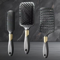 Q379 Ensemble de cinq peignes exclusifs pour hommes plaqués or, comprenant un peigne à boucler, un rouleau volumisant pour cheveux, un peigne à picots massant et un peigne à coussin d'air