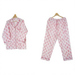 Pyjama d'hiver sexy pour femmes Art&Art, 100% coton, imprimé floral sur le devant, col en V, longueur intégrale, séchage rapide, respirant - Product Image 1