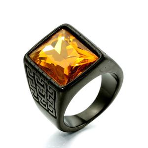 Bague plaquée or, design classique signet avec pierre bleue saphir, détail latéral clé grecque, sertissage biseauté, style moderne audacieux pour homme - Product Image 3