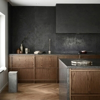 Meubles de cuisine modernes en bois foncé du Vermont, armoires sur mesure à panneaux plats avec îlot en pierre pour l'intérieur de villa