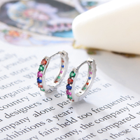Mlluki Suministro al por Mayor Joyas de Plata de Ley 925 Chapadas en Oro de 14K y 18K con Circonitas Cúbicas de Colores, Pequeños Aros Redondos Tipo Huggie con Diseño de Arcoíris