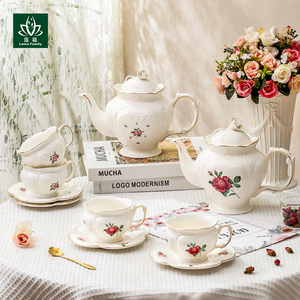 Elegante Set di Tazza e Piattino in Ceramica con Decorazioni in Rilievo |   Tazza <span class=keywords><strong>da</strong></span> Caffè in Porcellana con Rilievo Vintage |   Set <span class=keywords><strong>da</strong></span> Tè Pomeridiano di Alta Qualità - Product Image 3