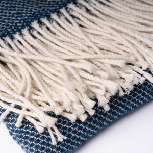 Couverture de lit super douce et solide de style luxueux Couverture bleu marine à chevrons au prix le plus bas - Product Image 3