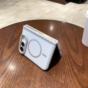 Funda Magnética para iPhone Duo, Protección Total con Doble Bisagra Central, Acabado Mate Translúcido, Agradable al Tacto, Resistente a Impactos y Plegable - Product Image 4