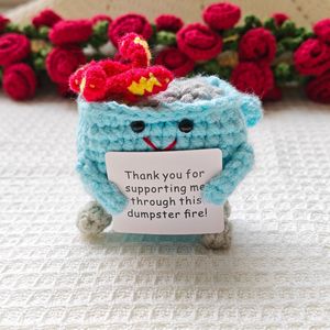 Muñeca de ganchillo hecha a mano con energía positiva, estilo dibujo animado, con forma de corazón bicolor y diseño de lata de basura con llama, regalo de bienestar transfronterizo - Product Image 4