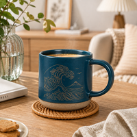 Mug à café en céramique personnalisé de 12 oz avec motif vague et montagne gravé au laser, tasse à thé en poterie bleue avec grande poignée