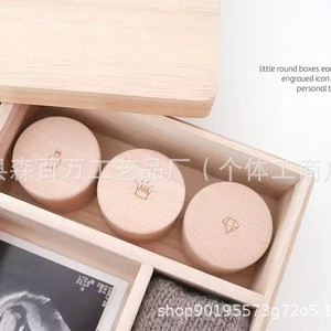 Caja de almacenamiento de madera con diseño de múltiples compartimentos para recuerdos y ropa de bebé, rectangular, hecha de madera de pino. - Product Image 3
