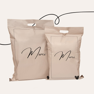 Busta <span class=keywords><strong>per</strong></span> Spedizioni con Manico Nero Riciclato e Logo Personalizzato Stampato, <span class=keywords><strong>per</strong></span> Spedizione di Vestiti, con Chiusura Robusta - Product Image 1