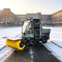 Véhicule 4x4 balayeuse à neige efficace avec brosse rotative et lame à neige, vitesse de travail réglable pour le nettoyage hivernal