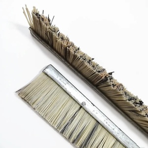 Brosse à bande industrielle pour le nettoyage des surfaces, l'élimination de la poussière, l'étanchéité et la protection des machines - Product Image 1