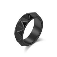 Vente en gros Bague pour homme en acier inoxydable 8mm design à pointe-Bague unique en acier titane style jointure/défense