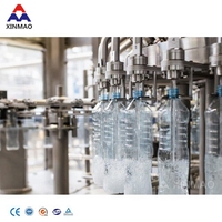 Machine de remplissage, lavage et bouchage automatique d'eau pure minérale en bouteilles plastiques de 2L, capacité 4000 BPH
