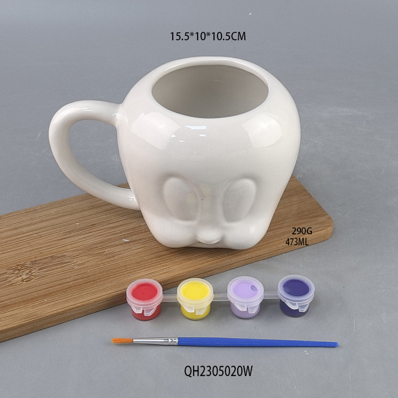 Pequeña taza de agua del pato amarillo