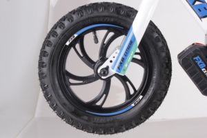 <span class=keywords><strong>Bicicleta</strong></span> Eléctrica <span class=keywords><strong>de</strong></span> <span class=keywords><strong>Equilibrio</strong></span> Fish Extreme FXB03-16 <span class=keywords><strong>de</strong></span> 16 Pulgadas, 36V, 5.0AH, 250W para Niños, Horquilla <span class=keywords><strong>de</strong></span> Acero, Cuadro <span class=keywords><strong>de</strong></span> Aleación <span class=keywords><strong>de</strong></span> Aluminio, Llanta <span class=keywords><strong>de</strong></span> Fibra <span class=keywords><strong>de</strong></span> Carbono - Product Image 6