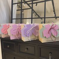 Tragbare Handgehaltene Frische Blumenstrauß-Geschenkbox mit Griff Muttertags-Blumenmaterialien Weiße Kartonverpackung