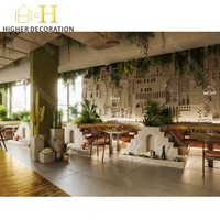 Aménagement intérieur personnalisé pour restaurant, mobilier d'exposition avec comptoirs de caisse et vitrine murale